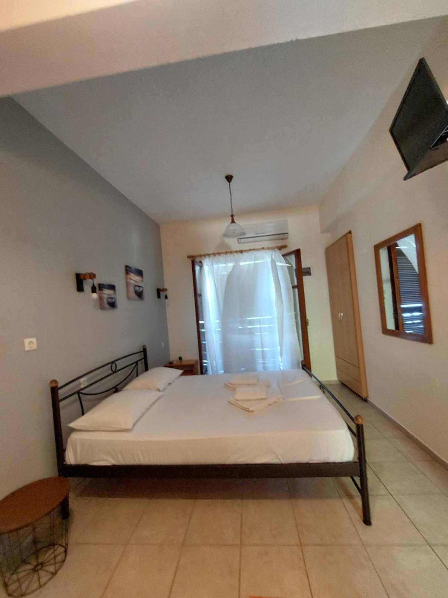 Violetta Studios&Apartments Milína Esterno foto