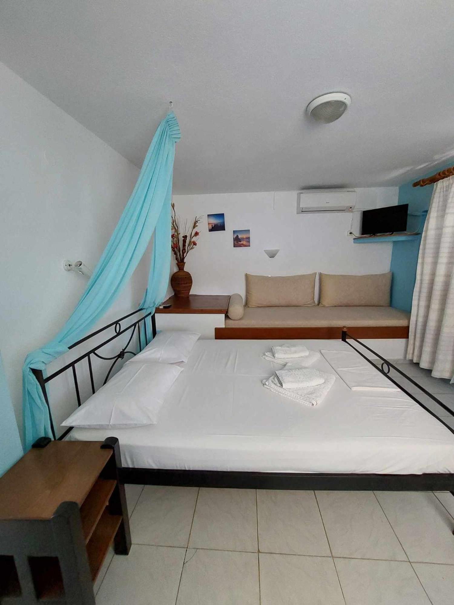 Violetta Studios&Apartments Milína Esterno foto