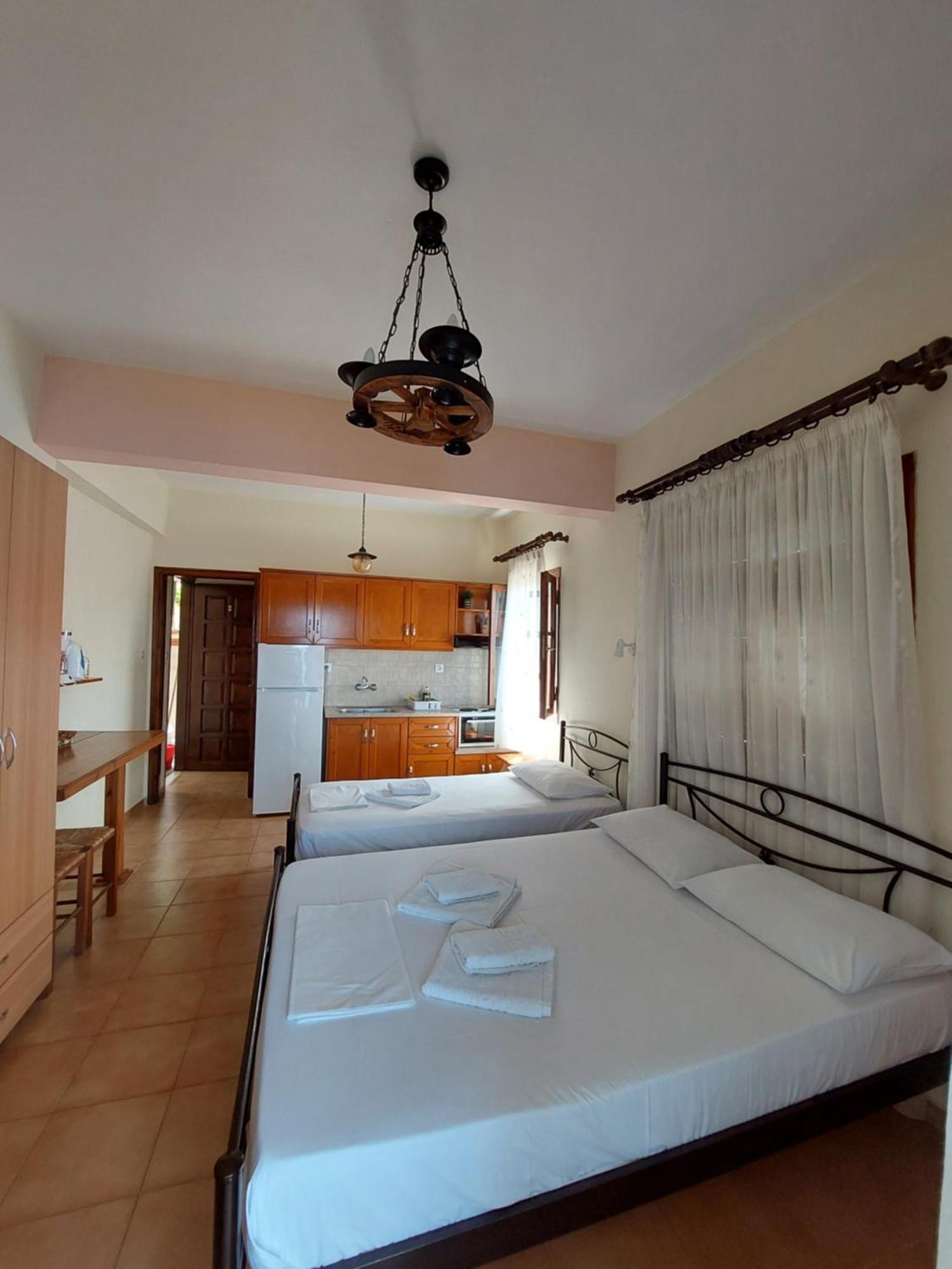 Violetta Studios&Apartments Milína Esterno foto